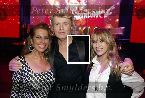 Amsterdam 22 februari 2022
Hans Klok viert zijn 53e verjaardag in the Harbour Club. Later op de avond vraagt hij zijn partner Dann v Ling ten huwelijk. Esther Oosterbeek en Anita Heilker