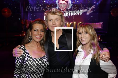 Amsterdam 22 februari 2022
Hans Klok viert zijn 53e verjaardag in the Harbour Club. Later op de avond vraagt hij zijn partner Dann v Ling ten huwelijk. Esther Oosterbeek en Anita Heilker
