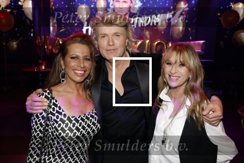 Amsterdam 22 februari 2022
Hans Klok viert zijn 53e verjaardag in the Harbour Club. Later op de avond vraagt hij zijn partner Dann v Ling ten huwelijk. Esther Oosterbeek en Anita Heilker