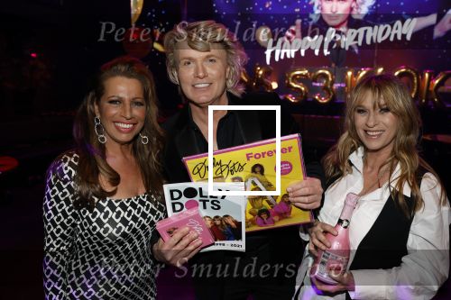 Amsterdam 22 februari 2022
Hans Klok viert zijn 53e verjaardag in the Harbour Club. Later op de avond vraagt hij zijn partner Dann v Ling ten huwelijk. Esther Oosterbeek en Anita Heilker