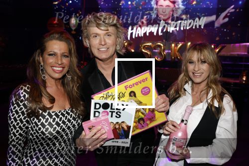 Amsterdam 22 februari 2022
Hans Klok viert zijn 53e verjaardag in the Harbour Club. Later op de avond vraagt hij zijn partner Dann v Ling ten huwelijk. Esther Oosterbeek en Anita Heilker
