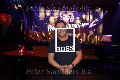Amsterdam 22 februari 2022
Hans Klok viert zijn 53e verjaardag in the Harbour Club. Later op de avond vraagt hij zijn partner Dann v Ling ten huwelijk. Gerard Joling