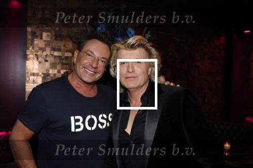 Amsterdam 22 februari 2022
Hans Klok viert zijn 53e verjaardag in the Harbour Club. Later op de avond vraagt hij zijn partner Dann v Ling ten huwelijk. Gerard Joling