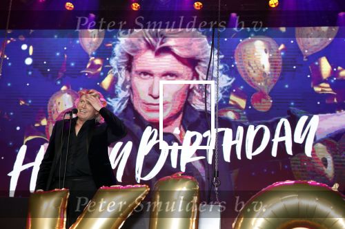 Amsterdam 22 februari 2022
Hans Klok viert zijn 53e verjaardag in the Harbour Club. Later op de avond vraagt hij zijn partner Dann v Ling ten huwelijk.