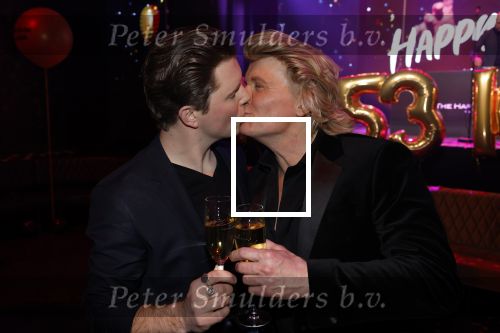 Amsterdam 22 februari 2022
Hans Klok viert zijn 53e verjaardag in the Harbour Club. Later op de avond vraagt hij zijn partner Dann v Ling ten huwelijk.