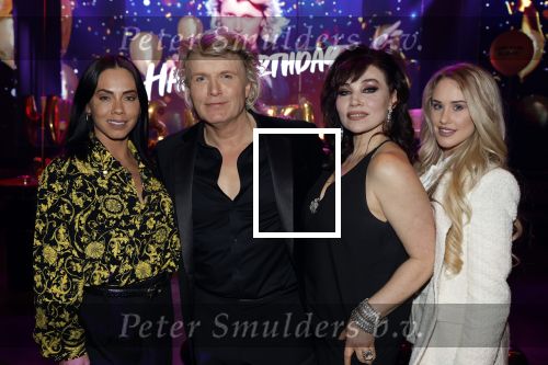 Amsterdam 22 februari 2022
Hans Klok viert zijn 53e verjaardag in the Harbour Club. Later op de avond vraagt hij zijn partner Dann v Ling ten huwelijk. hans met zijn assistentes
