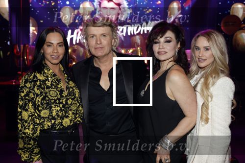 Amsterdam 22 februari 2022
Hans Klok viert zijn 53e verjaardag in the Harbour Club. Later op de avond vraagt hij zijn partner Dann v Ling ten huwelijk. hans met zijn assistentes