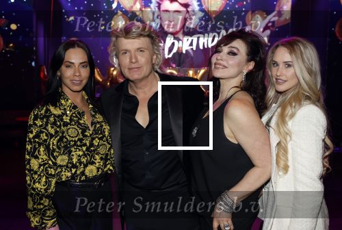 Amsterdam 22 februari 2022
Hans Klok viert zijn 53e verjaardag in the Harbour Club. Later op de avond vraagt hij zijn partner Dann v Ling ten huwelijk. hans met zijn assistentes