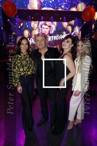 Amsterdam 22 februari 2022
Hans Klok viert zijn 53e verjaardag in the Harbour Club. Later op de avond vraagt hij zijn partner Dann v Ling ten huwelijk. hans met zijn assistentes