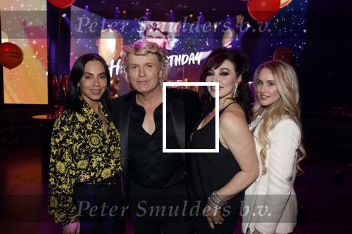 Amsterdam 22 februari 2022
Hans Klok viert zijn 53e verjaardag in the Harbour Club. Later op de avond vraagt hij zijn partner Dann v Ling ten huwelijk. hans met zijn assistentes