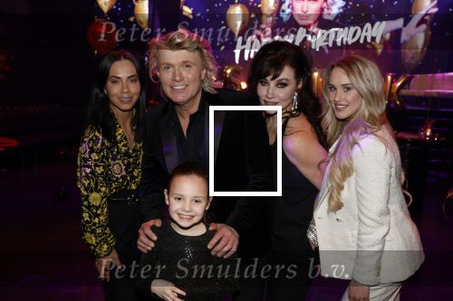 Amsterdam 22 februari 2022
Hans Klok viert zijn 53e verjaardag in the Harbour Club. Later op de avond vraagt hij zijn partner Dann v Ling ten huwelijk. hans met zijn assistentes en dochter Nathalie de Hoop