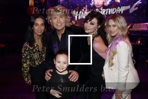 Amsterdam 22 februari 2022
Hans Klok viert zijn 53e verjaardag in the Harbour Club. Later op de avond vraagt hij zijn partner Dann v Ling ten huwelijk. hans met zijn assistentes en dochter Nathalie de Hoop