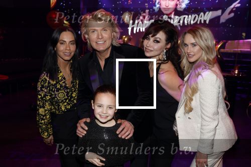 Amsterdam 22 februari 2022
Hans Klok viert zijn 53e verjaardag in the Harbour Club. Later op de avond vraagt hij zijn partner Dann v Ling ten huwelijk. hans met zijn assistentes en dochter Nathalie de Hoop