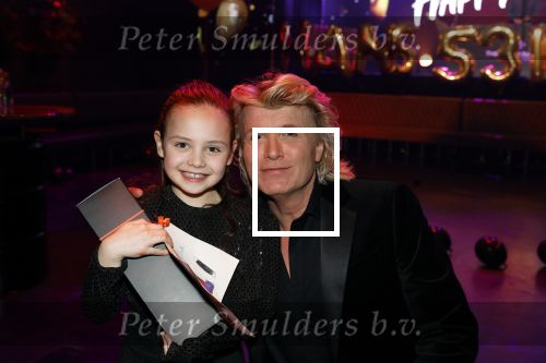 Amsterdam 22 februari 2022
Hans Klok viert zijn 53e verjaardag in the Harbour Club. Later op de avond vraagt hij zijn partner Dann v Ling ten huwelijk. Hans Klok met de dochter van Nathalie de Hoop