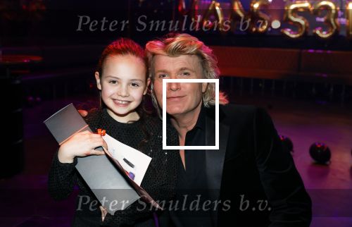 Amsterdam 22 februari 2022
Hans Klok viert zijn 53e verjaardag in the Harbour Club. Later op de avond vraagt hij zijn partner Dann v Ling ten huwelijk. Hans Klok met de dochter van Nathalie de Hoop