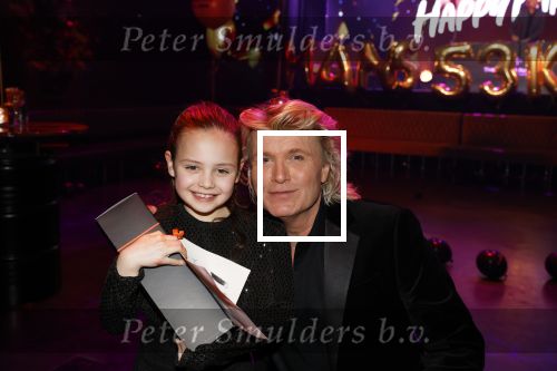 Amsterdam 22 februari 2022
Hans Klok viert zijn 53e verjaardag in the Harbour Club. Later op de avond vraagt hij zijn partner Dann v Ling ten huwelijk. Hans Klok met de dochter van Nathalie de Hoop