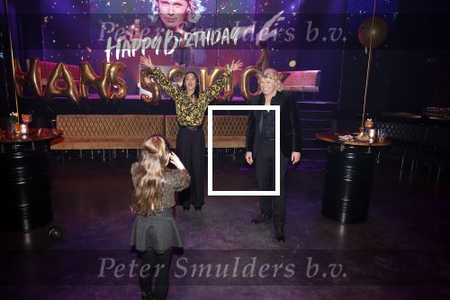 Amsterdam 22 februari 2022
Hans Klok viert zijn 53e verjaardag in the Harbour Club. Later op de avond vraagt hij zijn partner Dann v Ling ten huwelijk. Hans Klok met de dochter van Nathalie de Hoop