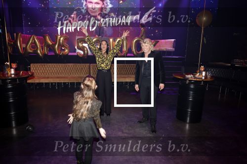 Amsterdam 22 februari 2022
Hans Klok viert zijn 53e verjaardag in the Harbour Club. Later op de avond vraagt hij zijn partner Dann v Ling ten huwelijk. Hans Klok met de dochter van Nathalie de Hoop