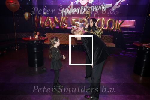 Amsterdam 22 februari 2022
Hans Klok viert zijn 53e verjaardag in the Harbour Club. Later op de avond vraagt hij zijn partner Dann v Ling ten huwelijk. Hans Klok met de dochter van Nathalie de Hoop