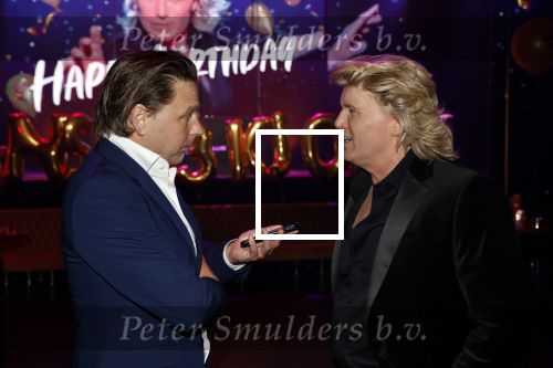 Amsterdam 22 februari 2022
Hans Klok viert zijn 53e verjaardag in the Harbour Club. Later op de avond vraagt hij zijn partner Dann v Ling ten huwelijk. Hans Klok en Matthijs Albers