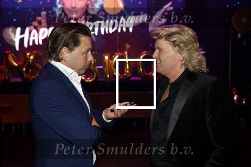 Amsterdam 22 februari 2022
Hans Klok viert zijn 53e verjaardag in the Harbour Club. Later op de avond vraagt hij zijn partner Dann v Ling ten huwelijk. Hans Klok en Matthijs Albers