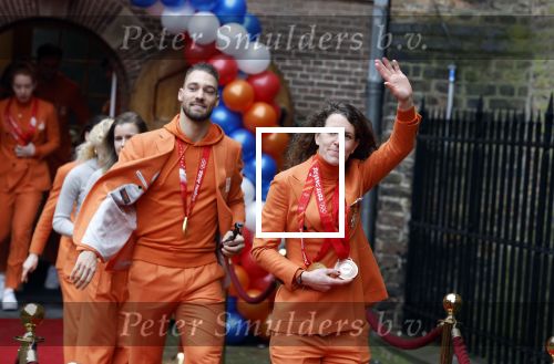 Den Haag 22 februari 2022
De nederlandse medaille winnaars zijn te gast van Premier Mark Rutte voor een lunch in de ridderzaal.
Aanwezig oa Irene Schouten Suzanne Schulting Ireen Wust Thomas Krol Antoinette de Jong Marijke Groenewoud Selma Poutsma Yara v kerkhof Xandra Velzeboer Kimberley Bos Patrick Roest en Kjeld Nuis