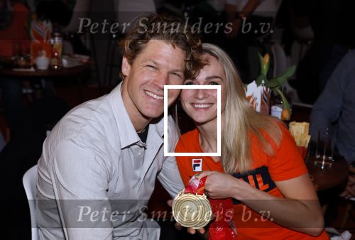 Schiphol 21 februari 2022
De olympische sporters en medaille winnaars komen terug uit Peking en worden gehuldigd in het Hilton Hotel. Irene Schouten met partner vriend Verloofde Dirkjan Mak