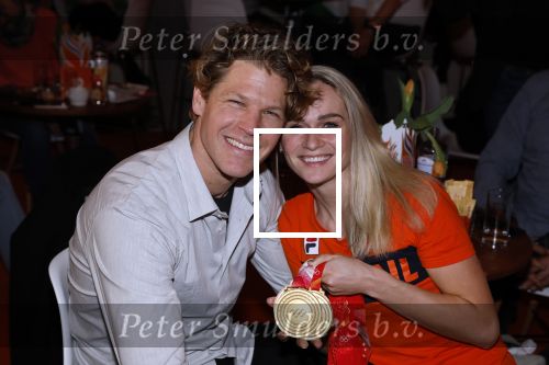 Schiphol 21 februari 2022
De olympische sporters en medaille winnaars komen terug uit Peking en worden gehuldigd in het Hilton Hotel. Irene Schouten met partner vriend Verloofde Dirkjan Mak