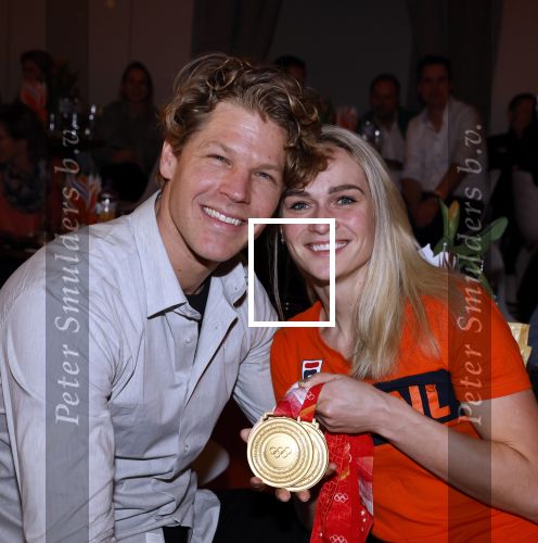 Schiphol 21 februari 2022
De olympische sporters en medaille winnaars komen terug uit Peking en worden gehuldigd in het Hilton Hotel. Irene Schouten met partner vriend Verloofde Dirkjan Mak