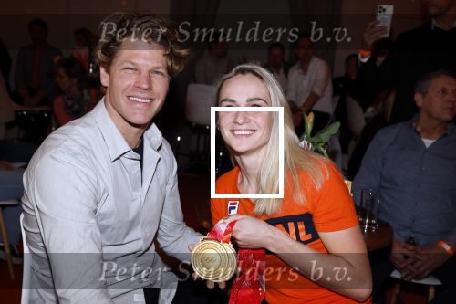 Schiphol 21 februari 2022
De olympische sporters en medaille winnaars komen terug uit Peking en worden gehuldigd in het Hilton Hotel. Irene Schouten met partner vriend Verloofde Dirkjan Mak