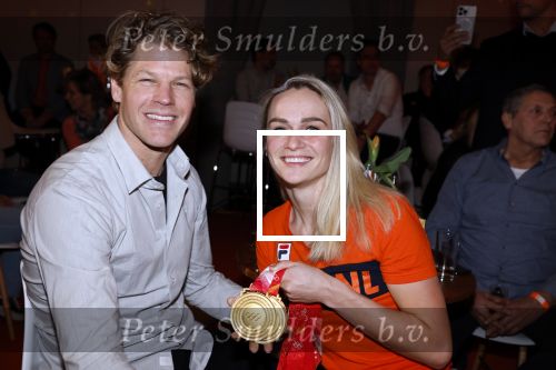 Schiphol 21 februari 2022
De olympische sporters en medaille winnaars komen terug uit Peking en worden gehuldigd in het Hilton Hotel. Irene Schouten met partner vriend Verloofde Dirkjan Mak