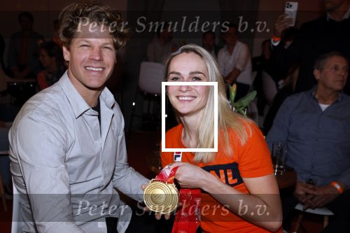 Schiphol 21 februari 2022
De olympische sporters en medaille winnaars komen terug uit Peking en worden gehuldigd in het Hilton Hotel. Irene Schouten met partner vriend Verloofde Dirkjan Mak