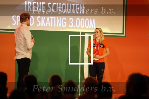Schiphol 21 februari 2022
De olympische sporters en medaille winnaars komen terug uit Peking en worden gehuldigd in het Hilton Hotel. Irene Schouten met partner vriend Verloofde Dirkjan Mak