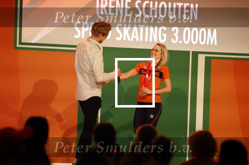 Schiphol 21 februari 2022
De olympische sporters en medaille winnaars komen terug uit Peking en worden gehuldigd in het Hilton Hotel. Irene Schouten met partner vriend Verloofde Dirkjan Mak