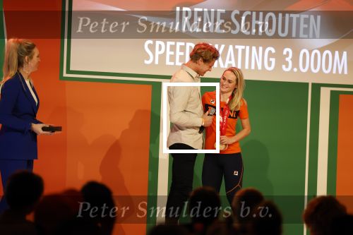 Schiphol 21 februari 2022
De olympische sporters en medaille winnaars komen terug uit Peking en worden gehuldigd in het Hilton Hotel. Irene Schouten met partner vriend Verloofde Dirkjan Mak