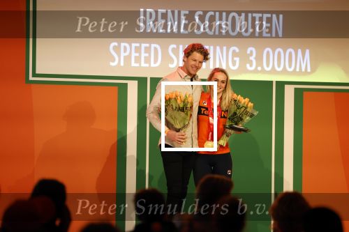 Schiphol 21 februari 2022
De olympische sporters en medaille winnaars komen terug uit Peking en worden gehuldigd in het Hilton Hotel. Irene Schouten met partner vriend Verloofde Dirkjan Mak