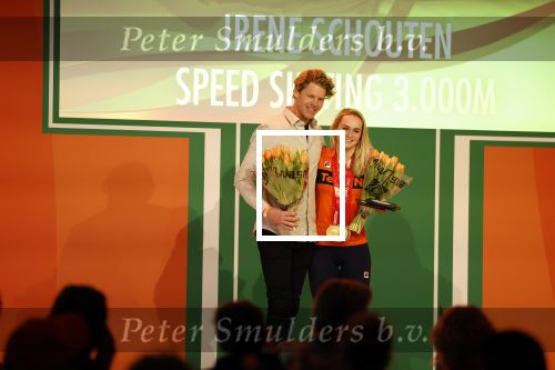 Schiphol 21 februari 2022
De olympische sporters en medaille winnaars komen terug uit Peking en worden gehuldigd in het Hilton Hotel. Irene Schouten met partner vriend Verloofde Dirkjan Mak
