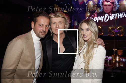 Amsterdam 22 februari 2022
Hans Klok viert zijn 53e verjaardag in the Harbour Club. Later op de avond vraagt hij zijn partner Dann v Ling ten huwelijk. Joost Verhoeven met partner Bo Yael
