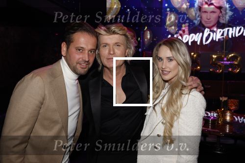 Amsterdam 22 februari 2022
Hans Klok viert zijn 53e verjaardag in the Harbour Club. Later op de avond vraagt hij zijn partner Dann v Ling ten huwelijk. Joost Verhoeven met partner Bo Yael