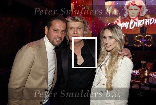 Amsterdam 22 februari 2022
Hans Klok viert zijn 53e verjaardag in the Harbour Club. Later op de avond vraagt hij zijn partner Dann v Ling ten huwelijk. Joost Verhoeven met partner Bo Yael