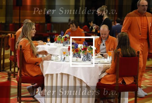 Den Haag 22 februari 2022
De nederlandse medaille winnaars zijn te gast van Premier Mark Rutte voor een lunch in de ridderzaal.
Aanwezig oa Irene Schouten Suzanne Schulting Ireen Wust Thomas Krol Antoinette de Jong Marijke Groenewoud Selma Poutsma Yara v kerkhof Xandra Velzeboer Kimberley Bos Patrick Roest en Kjeld Nuis