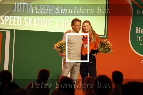 Schiphol 21 februari 2022
De olympische sporters en medaille winnaars komen terug uit Peking en worden gehuldigd in het Hilton Hotel. Jutta v leerdam met vader