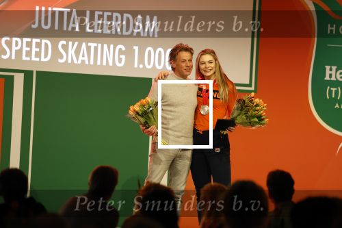 Schiphol 21 februari 2022
De olympische sporters en medaille winnaars komen terug uit Peking en worden gehuldigd in het Hilton Hotel. Jutta v leerdam met vader