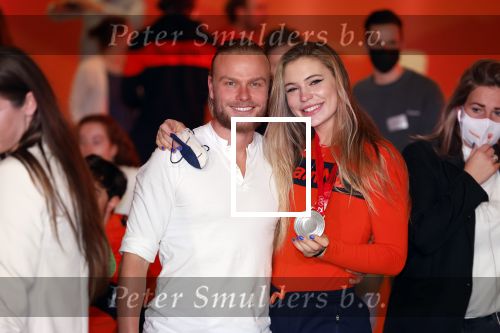 Schiphol 21 februari 2022
De olympische sporters en medaille winnaars komen terug uit Peking en worden gehuldigd in het Hilton Hotel. Jutta v Leerdam met vriend Koen Verweij