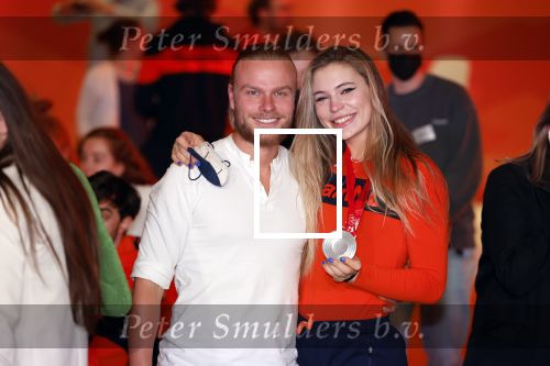 Schiphol 21 februari 2022
De olympische sporters en medaille winnaars komen terug uit Peking en worden gehuldigd in het Hilton Hotel. Jutta v Leerdam met vriend Koen Verweij