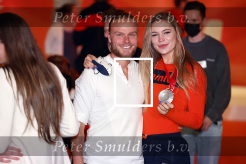 Schiphol 21 februari 2022
De olympische sporters en medaille winnaars komen terug uit Peking en worden gehuldigd in het Hilton Hotel. Jutta v Leerdam met vriend Koen Verweij