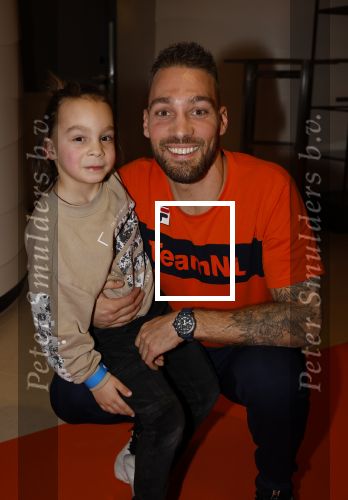 Schiphol 21 februari 2022
De olympische sporters en medaille winnaars komen terug uit Peking en worden gehuldigd in het Hilton Hotel. Kjeld Nuis met zijn zoontje
