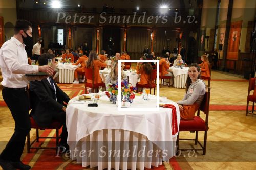 Den Haag 22 februari 2022
De nederlandse medaille winnaars zijn te gast van Premier Mark Rutte voor een lunch in de ridderzaal.
Aanwezig oa Irene Schouten Suzanne Schulting Ireen Wust Thomas Krol Antoinette de Jong Marijke Groenewoud Selma Poutsma Yara v kerkhof Xandra Velzeboer Kimberley Bos Patrick Roest en Kjeld Nuis