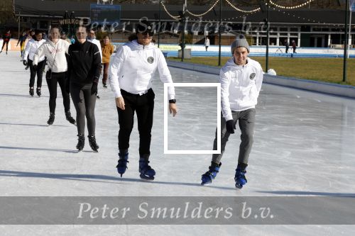Amsterdam 28 februari 2022
Presentaie Hollandse 100 van Lymphe & Co op de jaap Eden baan.
Aanwezig oa Prins Bernhard jr Prinses Annette Simon Keizer Monique des Bouvrie zoon Jan des Bouvrie Benjamin Aslan Nino Wilkes Marichelle de Jong en David v d Noord.