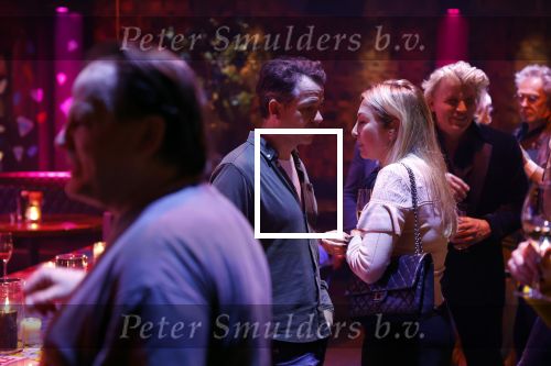 Amsterdam 22 februari 2022
Hans Klok viert zijn 53e verjaardag in the Harbour Club. Later op de avond vraagt hij zijn partner Dann v Ling ten huwelijk. Pepijn Padberg met een kennis